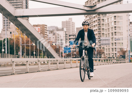 自転車に乗るビジネスマン 自転車に乗るビジネスマン 109989093