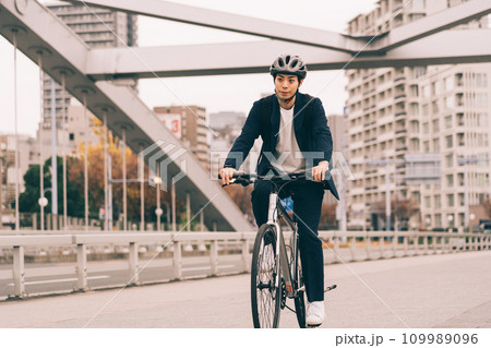 自転車に乗るビジネスマン 自転車に乗るビジネスマン 109989096