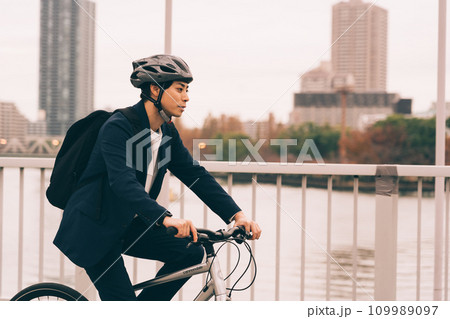 自転車に乗るビジネスマン 109989097