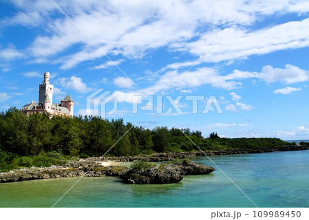 うえのドイツ文化村のお城と青い海 宮古島、沖縄 うえのドイツ文化村のお城と青い海 宮古島、沖縄 109989450