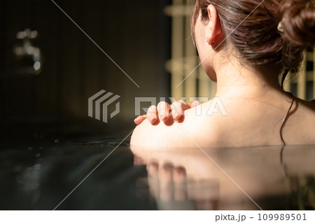 露天風呂に入る女性 109989501