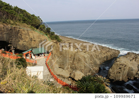 鵜戸神宮と日向灘　宮崎県　日南市 109989671