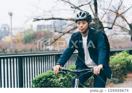 自転車に乗るビジネスマン 109989674
