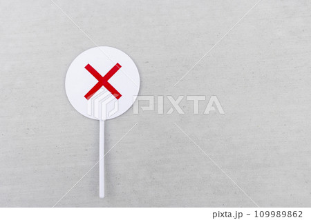 固まったコンクリートとバツのプレート 109989862