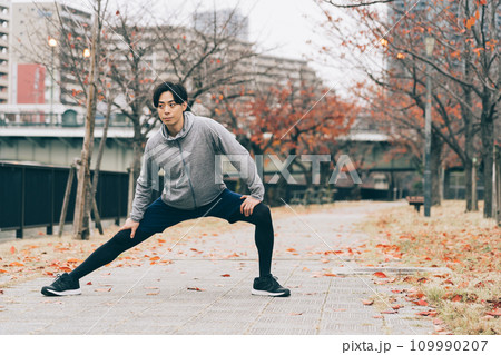 ストレッチをする男性　 109990207