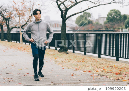 ストレッチをする男性　 109990208