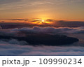 雲海に浮かぶ朝日 109990234