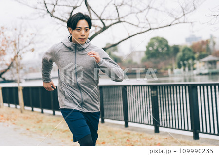ランニングをする男性 ランニングをする男性 109990235
