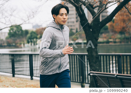 ランニングをする男性　 109990240