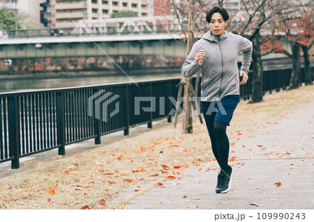 ランニングをする男性　 109990243