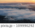 朝日に染まる雲海 109990292