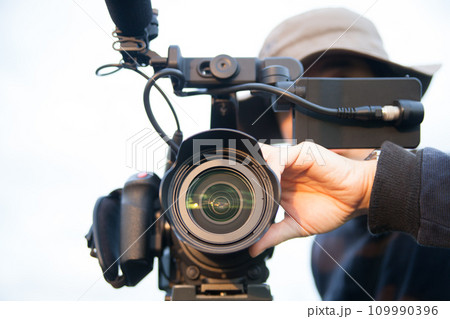 動画撮影をする男性 109990396