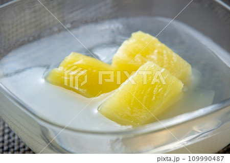 手作り寒天ゼリー(パイナップルとナタデココ入り)。 手作り寒天ゼリー(パイナップルとナタデココ入り)。 109990487