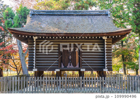 京都市北区上賀茂本山の上賀茂神社 校倉造りの納屋 京都市北区上賀茂本山の上賀茂神社 校倉造りの納屋 109990496