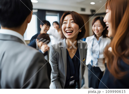 拍手するビジネスグループ　AI生成画像 109990615