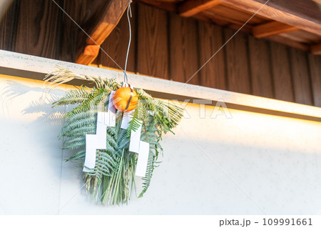 田舎の実家の軒先に飾られた正月飾り 109991661