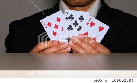 トランプを持つビジネスマン トランプを持つビジネスマン 109992284