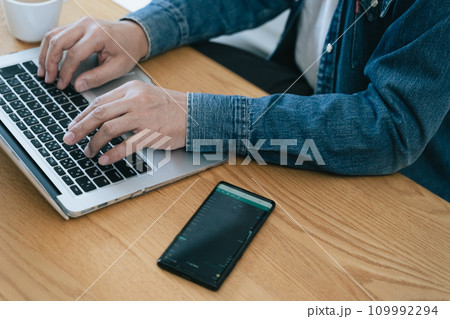 自宅でパソコンを操作するミドル男性 109992294