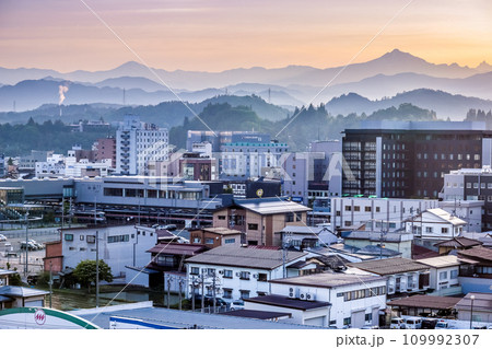 朝焼けの飛騨山脈と高山市街地 109992307
