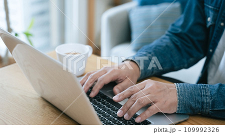 自宅でパソコンを操作するミドル男性 109992326