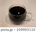 グラスに入ったホットコーヒー 109993110
