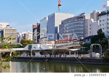 東京 市ヶ谷 市ヶ谷濠と市ヶ谷駅周辺の風景 東京 市ヶ谷 市ヶ谷濠と市ヶ谷駅周辺の風景 109993503