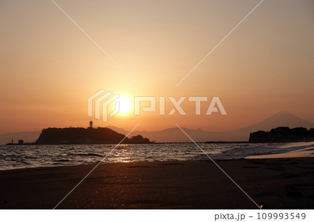 江の島の夕景と富士山のシルエット 江の島の夕景と富士山のシルエット 109993549