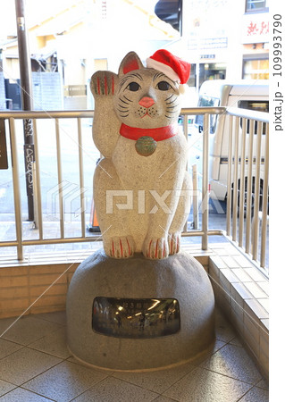 小田急線豪徳寺駅前にある招き猫 東京都世田谷区 小田急線豪徳寺駅前にある招き猫 東京都世田谷区 109993790