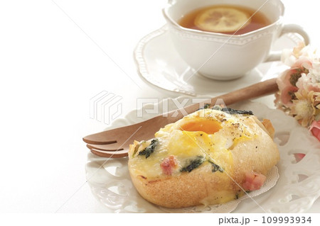 エッグベネディクト風バケットトースト 109993934