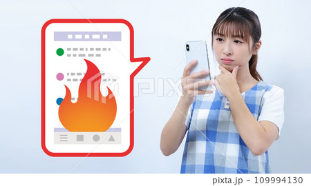 ネット炎上して困る女性イメージ ネット炎上して困る女性イメージ 109994130