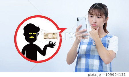 オレオレ詐欺・架空請求に遭う若い女性イメージ オレオレ詐欺・架空請求に遭う若い女性イメージ 109994131