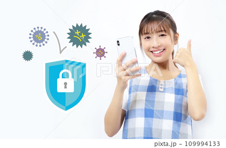 セキュリティによって守られているスマホのイメージ セキュリティによって守られているスマホのイメージ 109994133