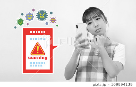 スマホがウイルスに感染して困る女性のイメージ　モノクロ 109994139