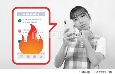 ネット炎上して困る女性イメージ モノクロ ネット炎上して困る女性イメージ モノクロ 109994146