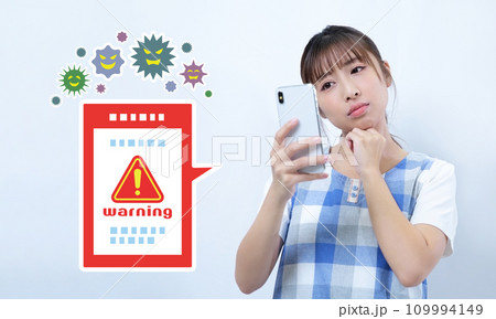 スマホがウイルスに感染して困る女性のイメージ スマホがウイルスに感染して困る女性のイメージ 109994149