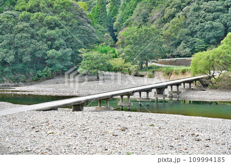 【宮崎県延岡の北川に架かる沈下橋】 宮崎県延岡市北川町川内名 【宮崎県延岡の北川に架かる沈下橋】 宮崎県延岡市北川町川内名 109994185