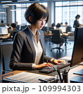 オフィスでパソコンを使って仕事をする女性 109994303