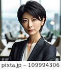 オフィスで働く若いビジネスウーマン 109994306