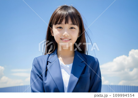 青空をバックに前向きに微笑む若い女性  AI generated 109994554
