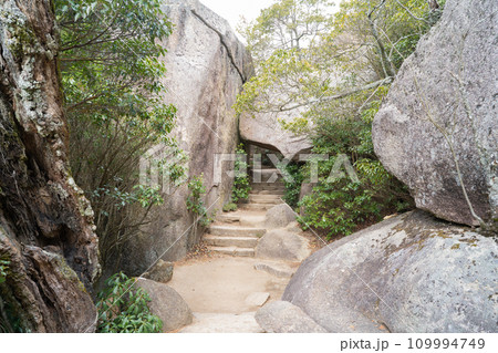 弥山の山頂の岩場(宮島) 弥山の山頂の岩場(宮島) 109994749