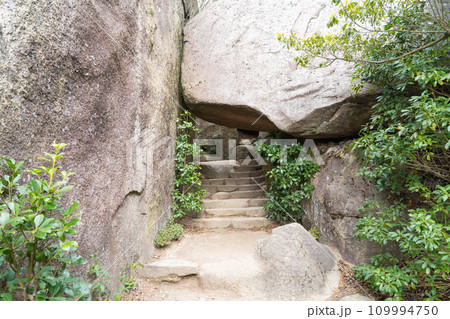 弥山の山頂の岩場（宮島） 109994750