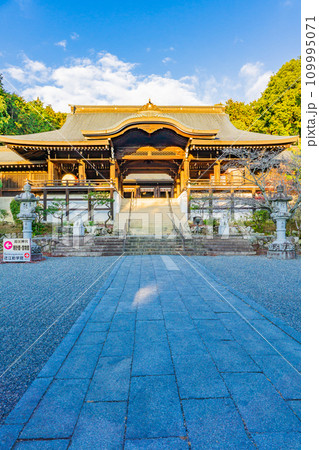 滋賀県大津市神宮町の近江神宮 外拝殿(登録有形文化財) 滋賀県大津市神宮町の近江神宮 外拝殿(登録有形文化財) 109995071