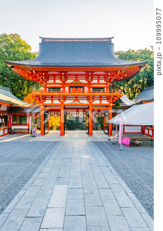 滋賀県大津市神宮町の近江神宮 楼門 滋賀県大津市神宮町の近江神宮 楼門 109995077