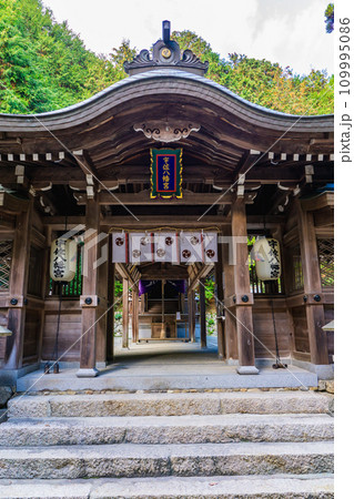滋賀県大津市錦織の宇佐八幡神社　中門 109995086