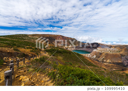 五色に染まる蔵王の御釜 109995410