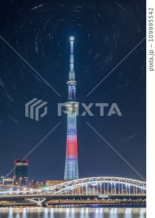 「東京都」ライトアップした白髭橋と東京スカイツリー・夜景 星空合成 「東京都」ライトアップした白髭橋と東京スカイツリー・夜景 星空合成 109995542