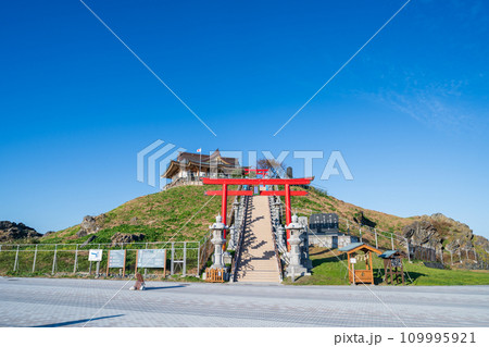 「青森県」快晴の空に映える蕪嶋神社・八戸市 109995921