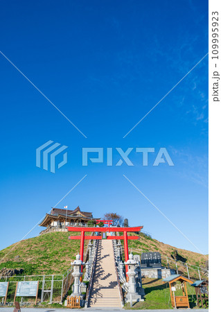 「青森県」快晴の空に映える蕪嶋神社・八戸市 「青森県」快晴の空に映える蕪嶋神社・八戸市 109995923
