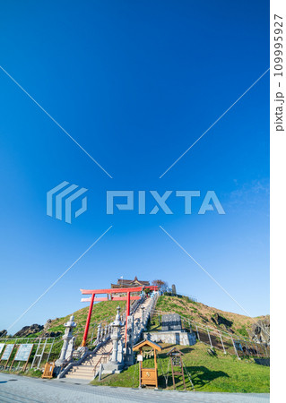 「青森県」快晴の空に映える蕪嶋神社・八戸市 109995927