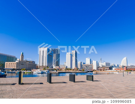 横浜　象の鼻防波堤とベイエリア 109996085